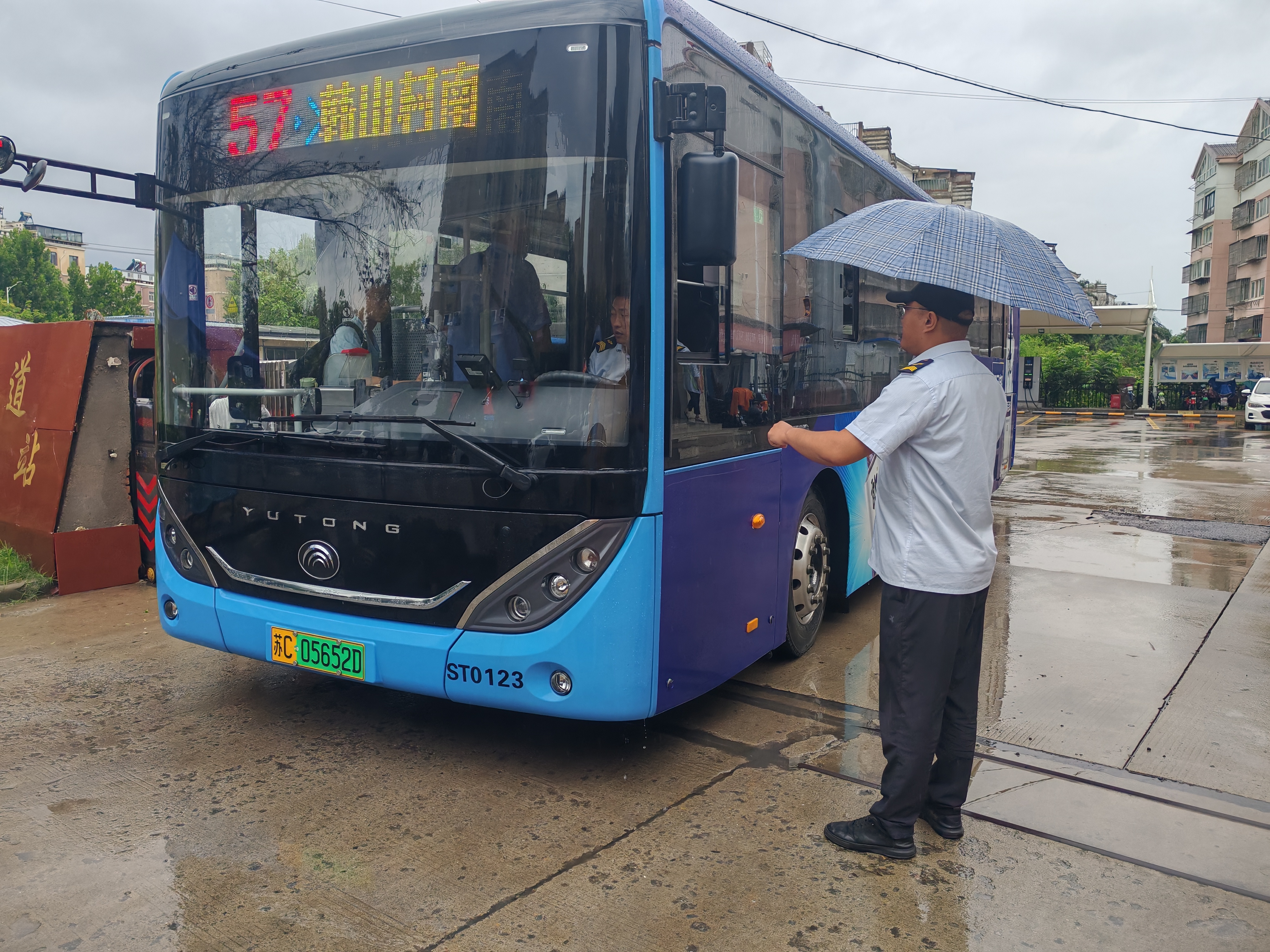 暴雨中，公交人用堅守保障市民出行